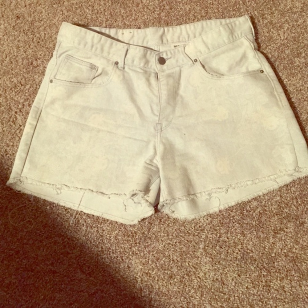 H&M cut off shorts with‎ a lace print design